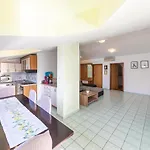 Apartmán In Okrug Donji With Wifi *