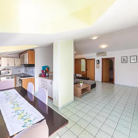 Appartement 4 Bedroom Amazing In Okrug Donji *
