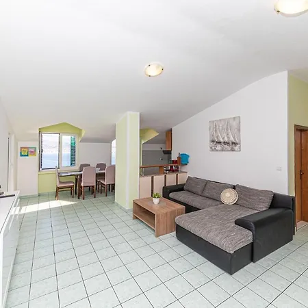 4 Bedroom Amazing In Okrug Donji
