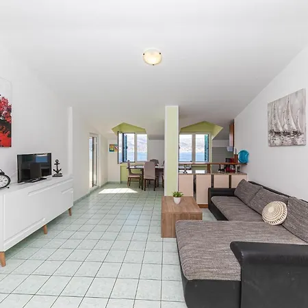 4 Bedroom Amazing In Okrug Donji * Donji Okrug (Ciovo)