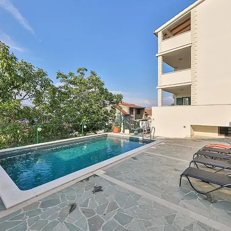 Appartement 4 Bedroom Amazing In Okrug Donji